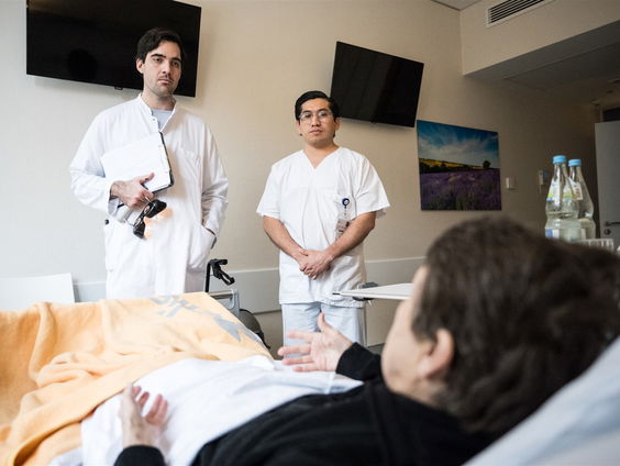 Afschalen in de zorg: 'We houden dure zorg in stand'