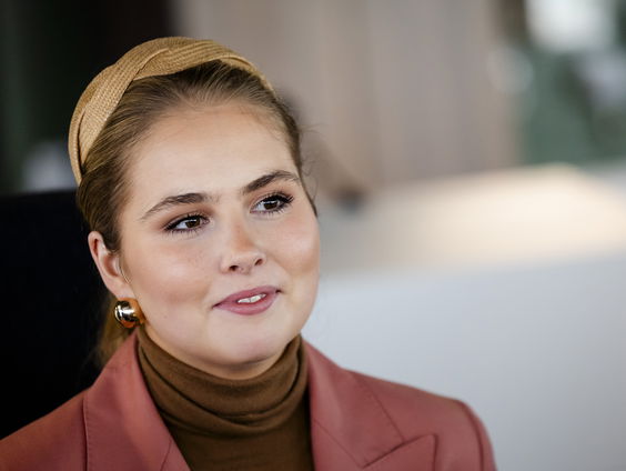 Kroonprinses Amalia opent tulpentuin in Madrid, de stad waar ze een jaar studeerde