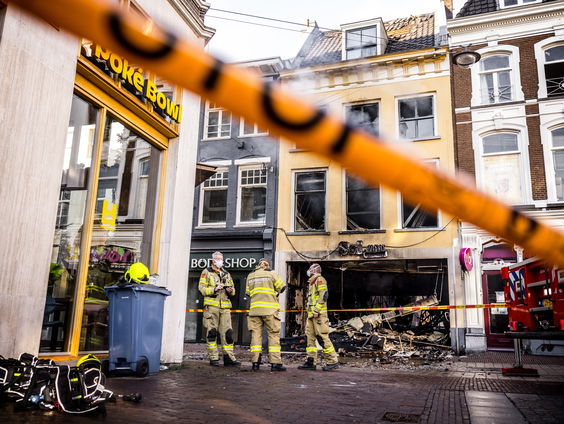 Zeker tien historische panden in brand in centrum Arnhem, binnenstad afgesloten