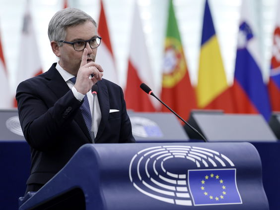 Europese Commissie presenteert nieuw migratieplan: uitgeprocedeerde asielzoekers makkelijker EU uit