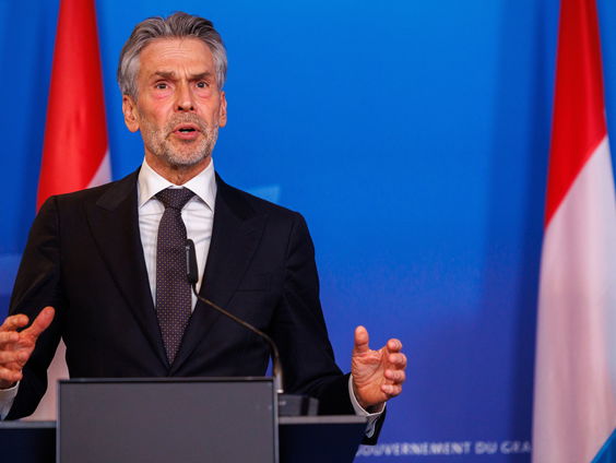 Waarom fluit de Tweede Kamer Schoof terug?