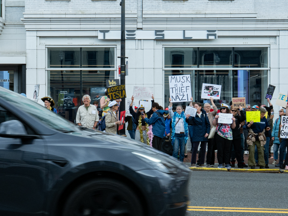 Protest tegen Tesla op de fiets