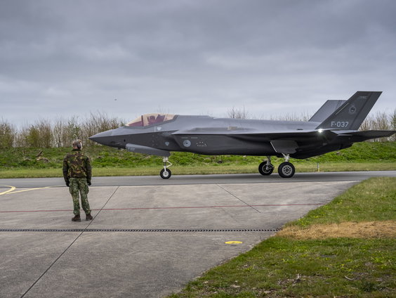 Veiligheid op het spel door leidingen naar vliegbases op 'presenteerblaadje'