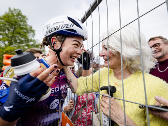 Erik Dijkstra praat je live vanuit Indonesië bij over sportweekend: "Prachtige koers"