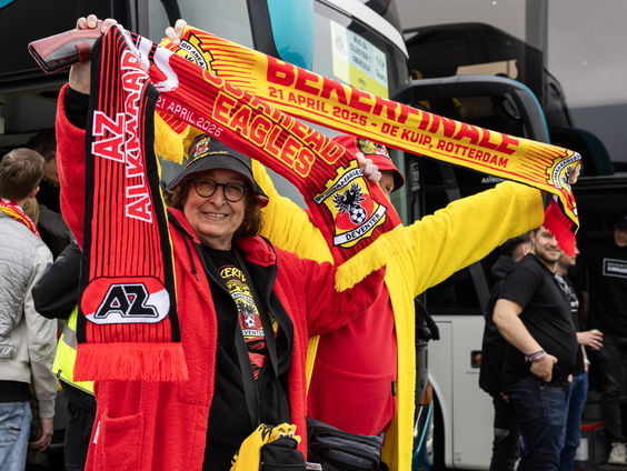 Hoe is de sfeer in de Kuip voorafgaand aan de bekerfinale?