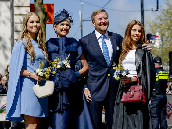 Koninklijke bus komt aan in Doetichem
