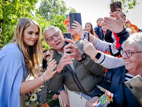 Koningshuis vermaakt zich in Doetinchem op koningsdag