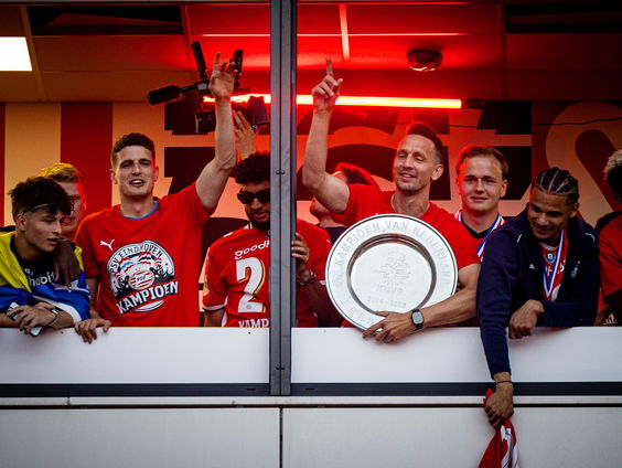 Landskampioen PSV in Eindhoven gehuldigd