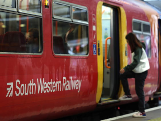 Vervoer in het VK weer in handen van de overheid: waarom mislukte de privatisering?