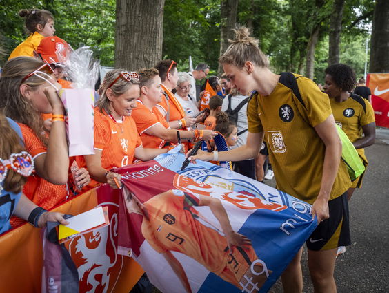 Samantha Steenwijk zingt 'Wij Zijn Nederland!'