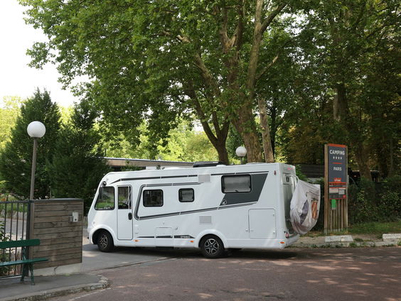 Stel blijft reizen ondanks Alzheimer: hun verhaal in Ons Campertje