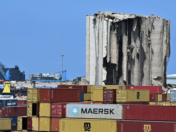 Honderden mensen aanwezig bij emotionele herdenking van explosie in de haven van Beiroet