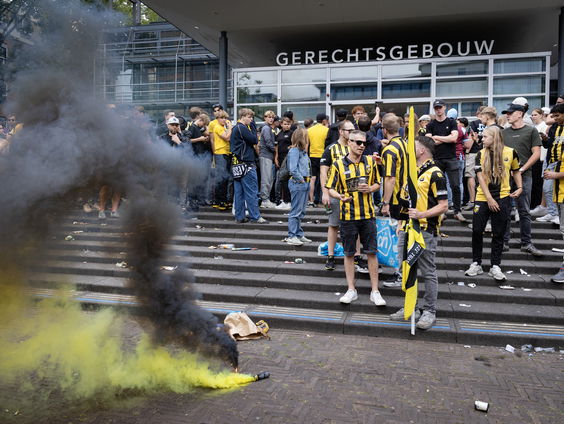 Vitesse-supporters steunen club in rechtszaal