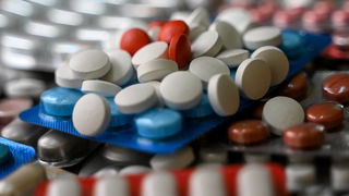 Hoe kan het dat websites met nepmedicijnen niet aangepakt worden?