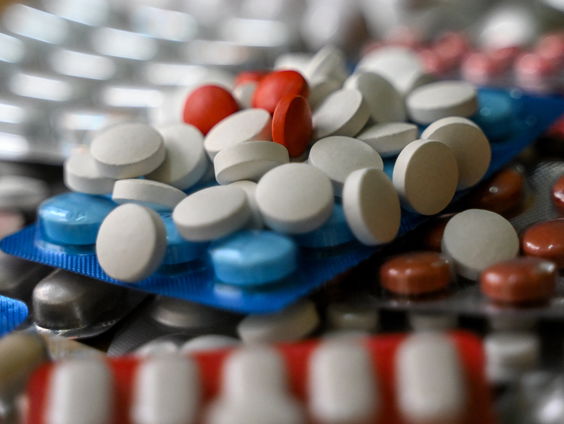 Hoe kan het dat websites met nepmedicijnen niet aangepakt worden?