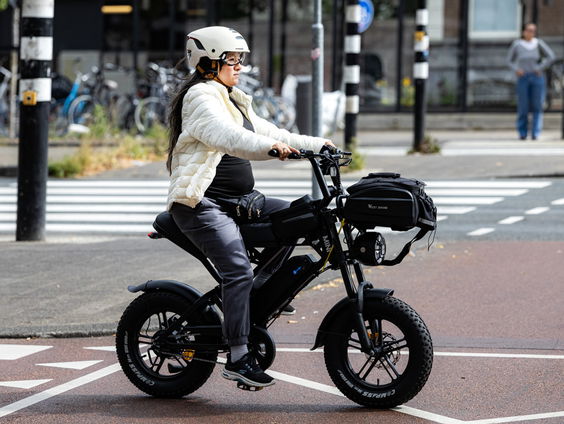 Stand.nl: 'Er moet een helmplicht voor alle e-bikers komen'