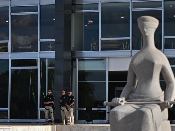 Rechtszaak Bolsonaro van start in Brasilia, onrustige aanloop door bemoeienis Trump