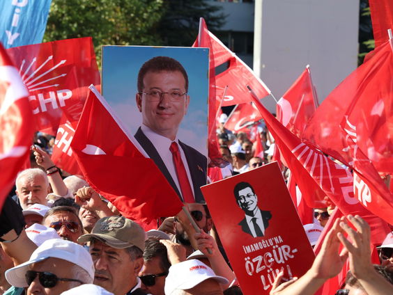 Erdogan maakt einde aan de oppositie in Turkije