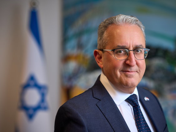 Mag de Israëlische ambassadeur aanwezig zijn bij de holocaust herdenking?
