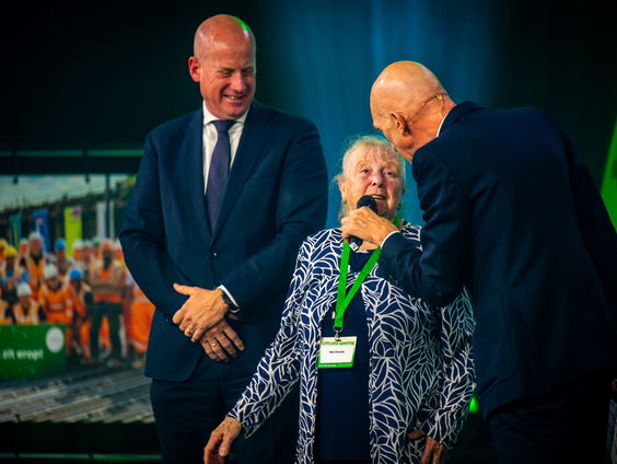 A16-buurvrouw Nel Overes reed als eerste door de nieuwe tunnel