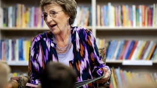 Prinses Margriet leest leerlingen voor in Apeldoorn tijdens de Kinderboekenweek