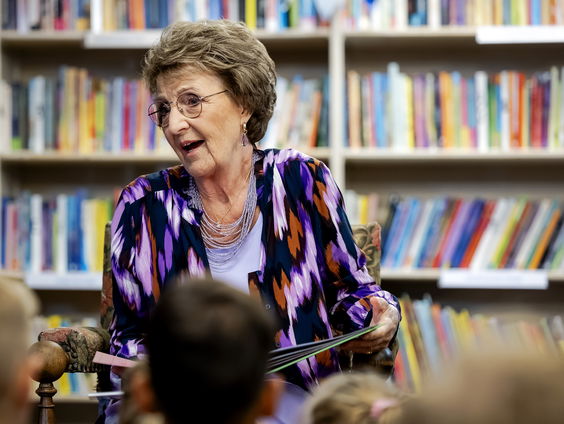 Prinses Margriet leest leerlingen voor in Apeldoorn tijdens de Kinderboekenweek