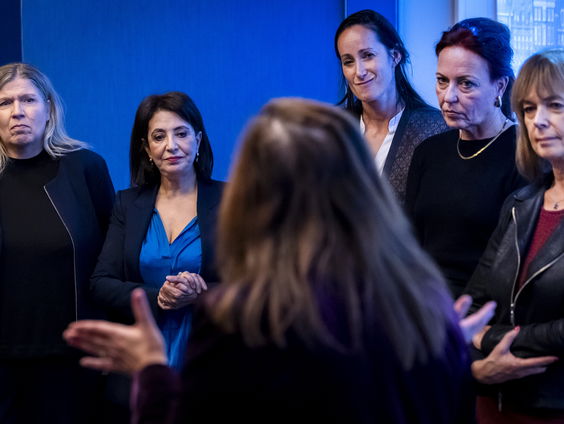 Vrouwen bieden manifest aan tegen huiselijk geweld en femicide