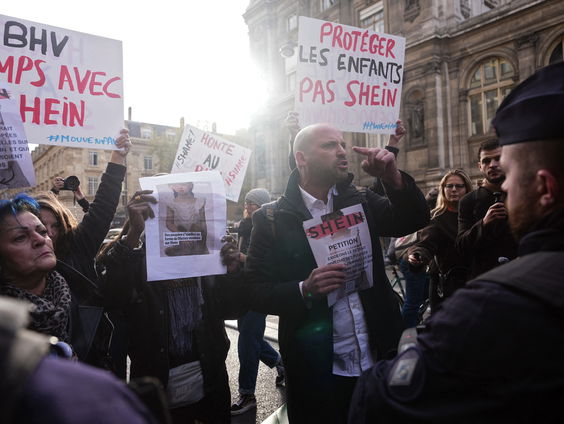 Veel protest bij opening eerste Shein winkel in Parijs