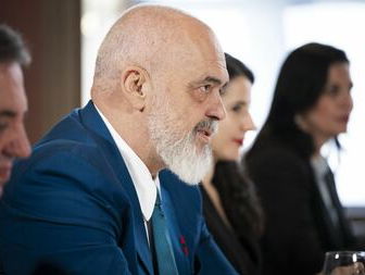 Migranten opsluiten in een kooi in Albanië: Italië doet het, Nederland wil het