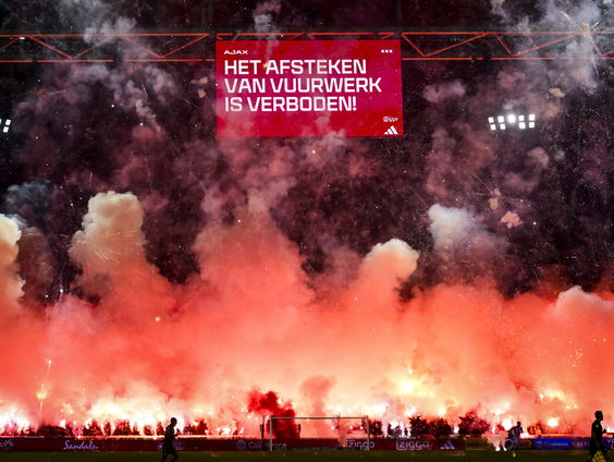 Hoe kan het dat er zoveel vuurwerk voetbalstadions binnenkomt ondanks verbod?