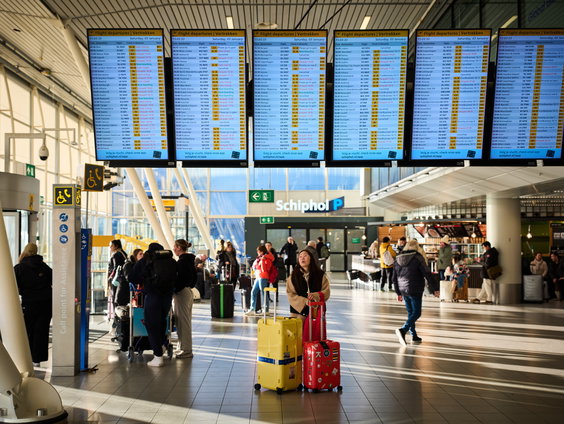 Luchthavenpastor Marieke Meiring biedt steun aan reizigers in crisis op Schiphol