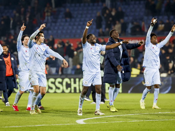 Feyenoord verliest na bizarre slotfase van stadsgenoot Sparta