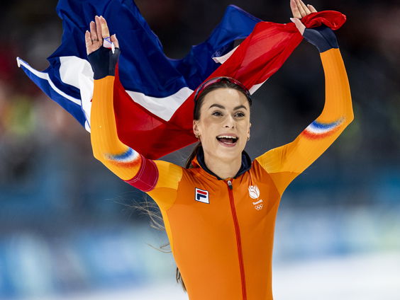 Femke Kok schrijft geschiedenis met goud op 500 meter sprint