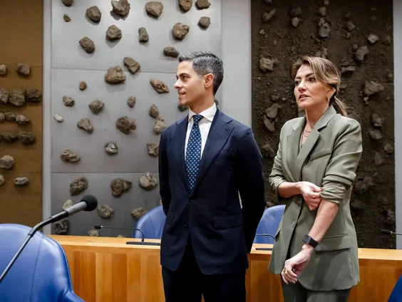 Stand.nl: Politici moeten stoppen met het gebruiken van AI