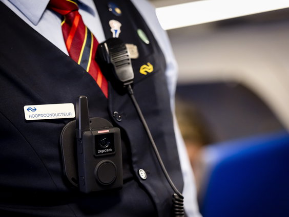 FNV Spoor blij met bodycam voor conducteurs