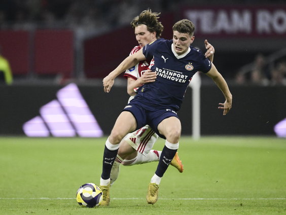 Topper tussen Ajax en PSV eindigt gelijk (2-2): ‘Wedstrijd met twee gezichten'