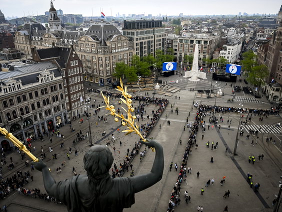 Milan Hofstede (16) las op indrukwekkende wijze gedicht voor op de Dam