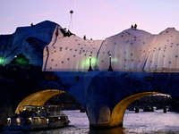 Door een kunstwerk lopen op de Pont Neuf