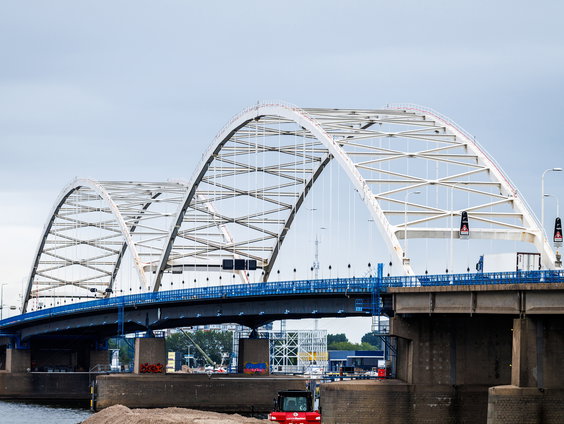 Hoe erg is het dat er geen vrachtwagens meer over de Merwedebrug mogen?