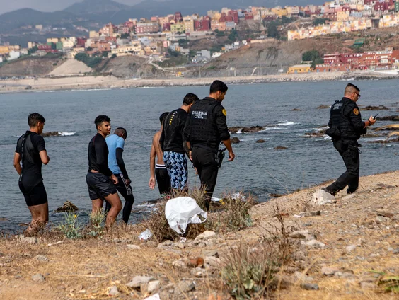 Duizenden migranten breken door hekken Spaanse exclave Ceuta