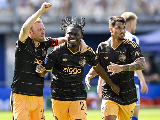 Ajax wint met 2-0 van PEC Zwolle: 'De aankopen zijn goed en dat is hoopvol''