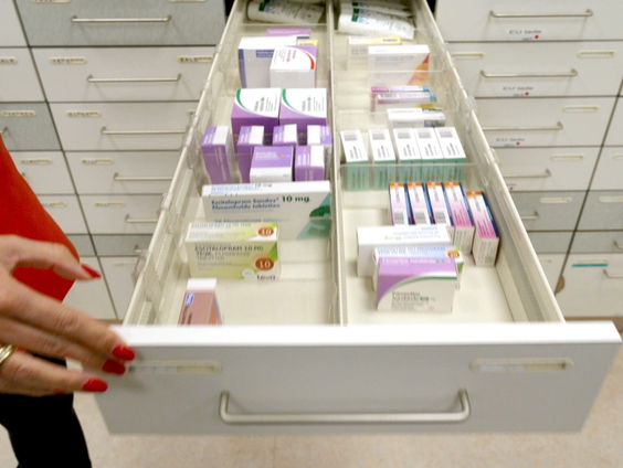 Wat zijn de gevolgen van hoge werkdruk en personeelstekort in de apotheek?