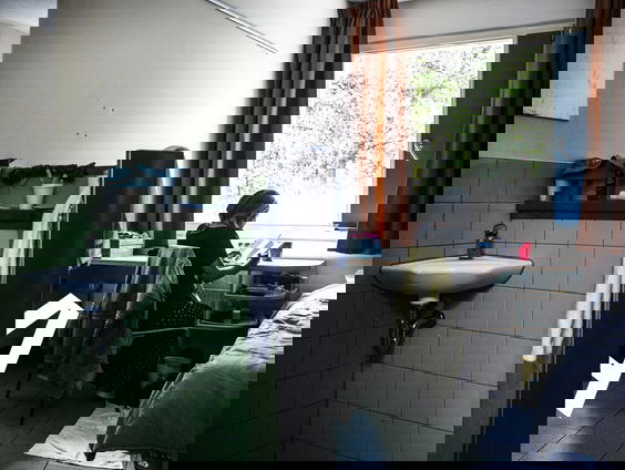 De val door het vangnet: zo raken kwetsbare mensen hun zorgverzekering kwijt