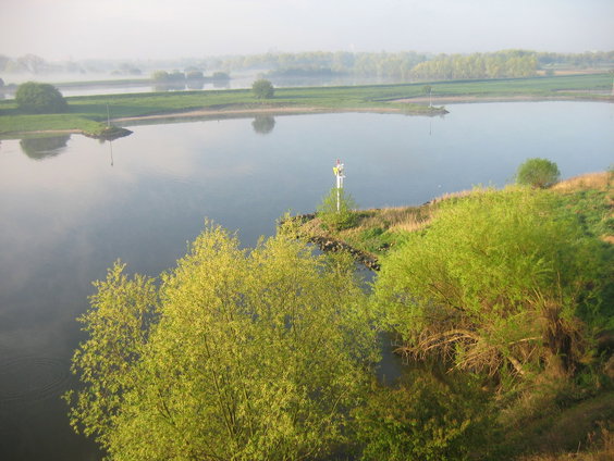 Oefenen met zandzakken tegen hoog water