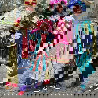 Wie maakt het pak van Sinterklaas