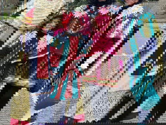 Wie maakt het pak van Sinterklaas