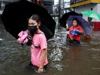 Door noodweer zijn in de Thaise hoofdstad Bangkok duizenden mensen geëvacueerd