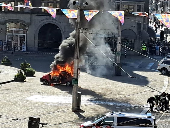 Auto ontploft en in brand op de Dam, zwaargewonde bestuurder aangehouden