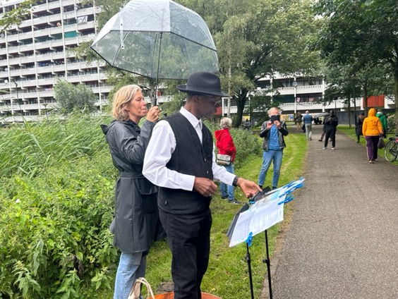Bijlmersymfonie vanaf balkons van flat Geldershoofd
