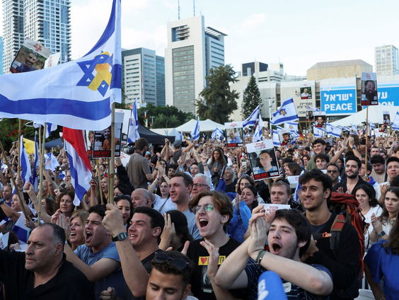 Blijdschap op gijzelaarsplein in Tel Aviv na vrijlating Israëlische gijzelaars